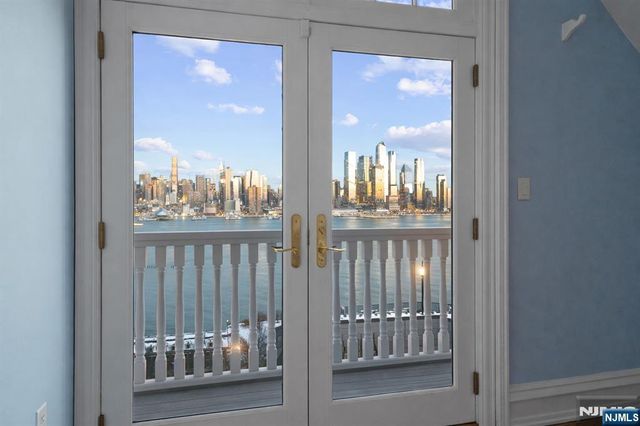 31-33 Hamilton Avenue, Weehawken, NJ 07086