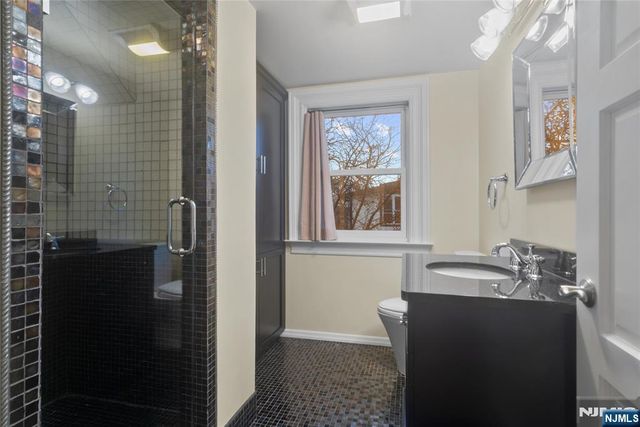 31-33 Hamilton Avenue, Weehawken, NJ 07086