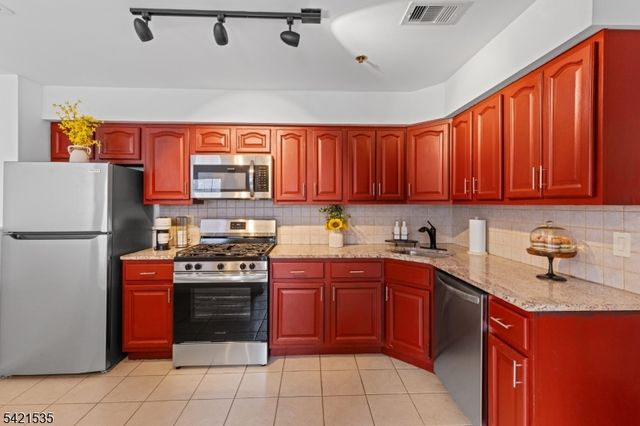 401 Bergenline Ave, Union City, NJ 07087