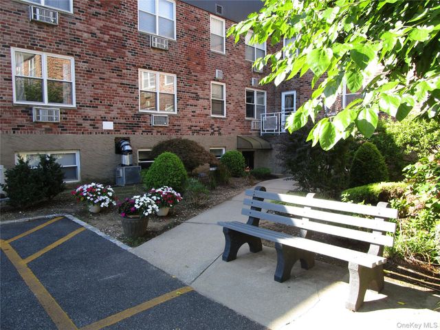 40 Daley Place 127, Lynbrook, NY 11563