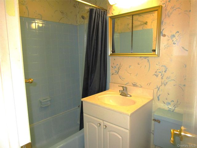 40 Daley Place 127, Lynbrook, NY 11563