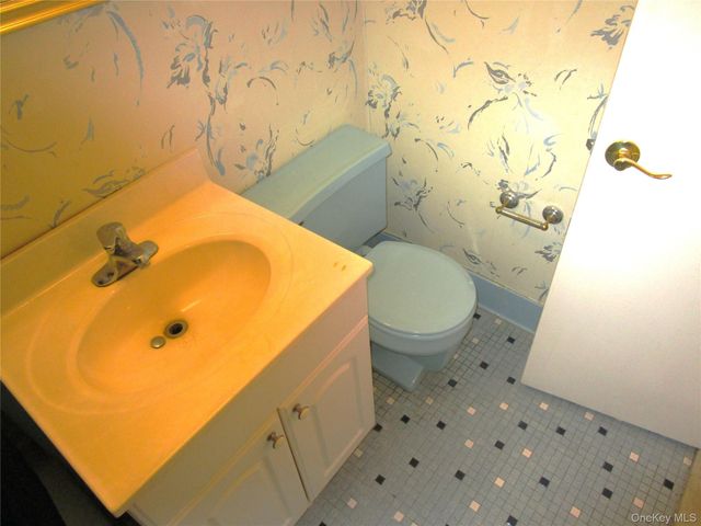 40 Daley Place 127, Lynbrook, NY 11563
