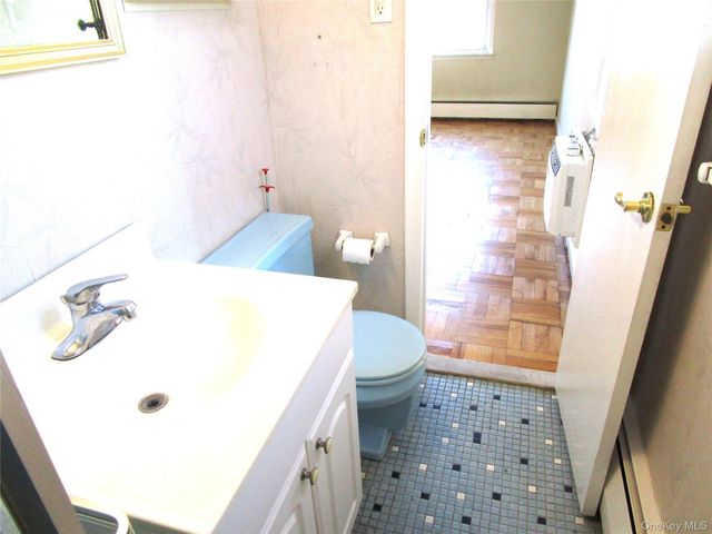40 Daley Place 127, Lynbrook, NY 11563