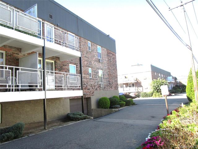 40 Daley Place 127, Lynbrook, NY 11563