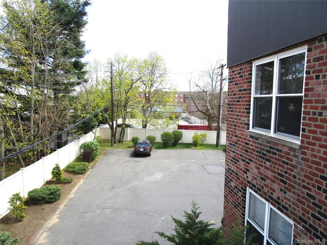 40 Daley Place 127, Lynbrook, NY 11563
