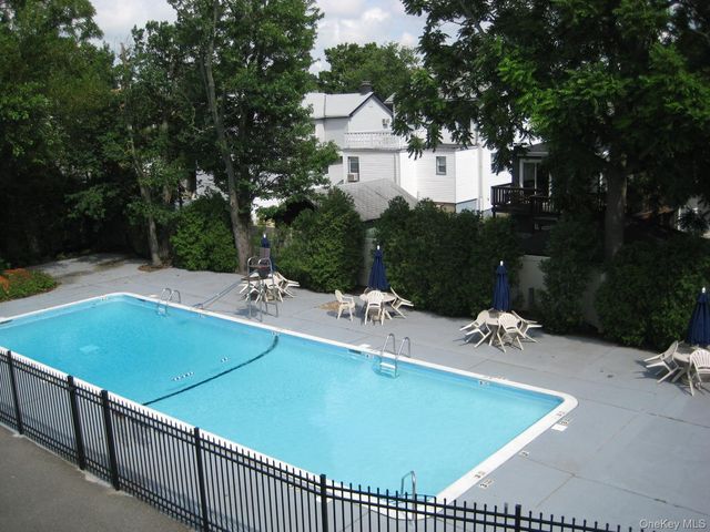 40 Daley Place 127, Lynbrook, NY 11563