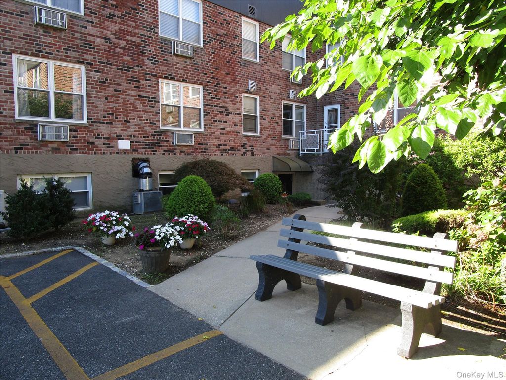 40 Daley Place 127, Lynbrook, NY 11563 — photo 2
