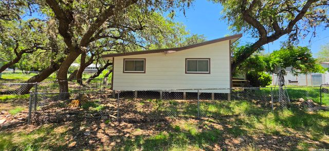 223 LOOKOUT DR, Lakehills, TX 78063
