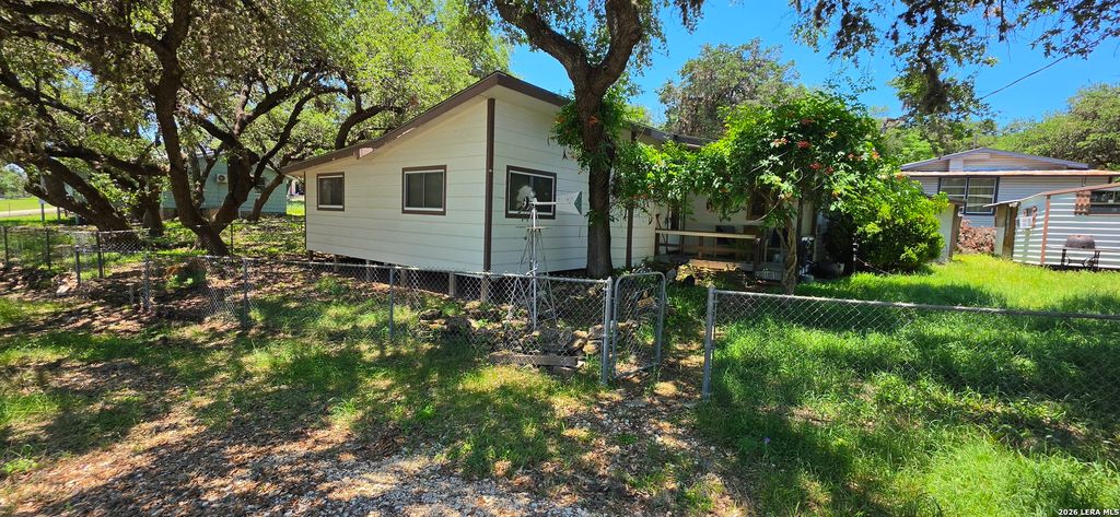 223 LOOKOUT DR, Lakehills, TX 78063