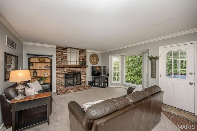 1583 Mason Knoll Road, Town And Country, MO 63131