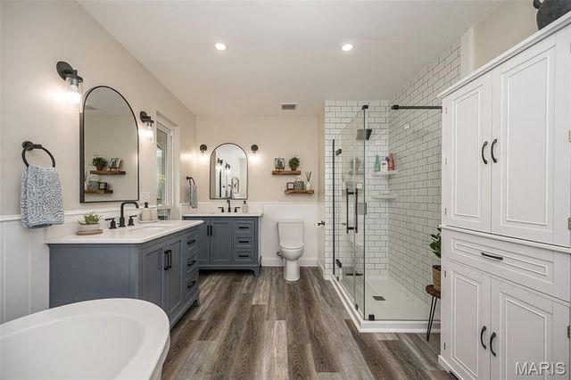 1583 Mason Knoll Road, Town And Country, MO 63131