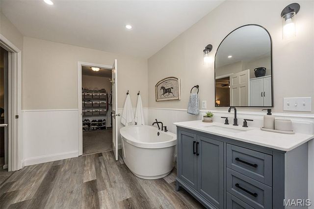 1583 Mason Knoll Road, Town And Country, MO 63131