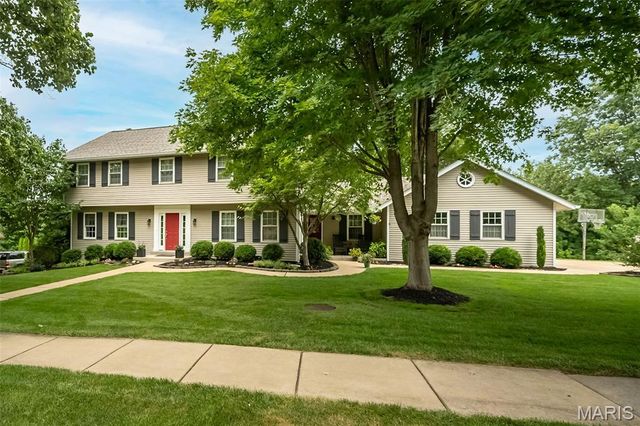 1583 Mason Knoll Road, Town And Country, MO 63131