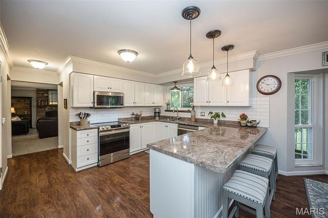 1583 Mason Knoll Road, Town And Country, MO 63131