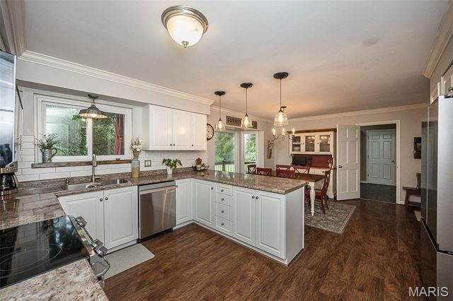 1583 Mason Knoll Road, Town And Country, MO 63131