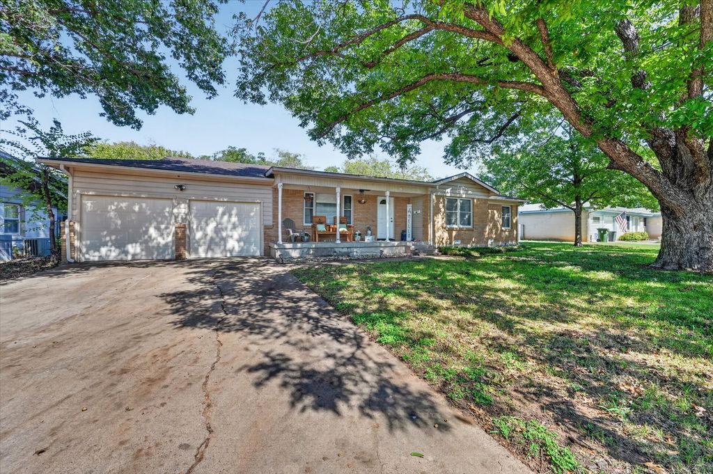 15 Page Street, Hurst, TX 76053