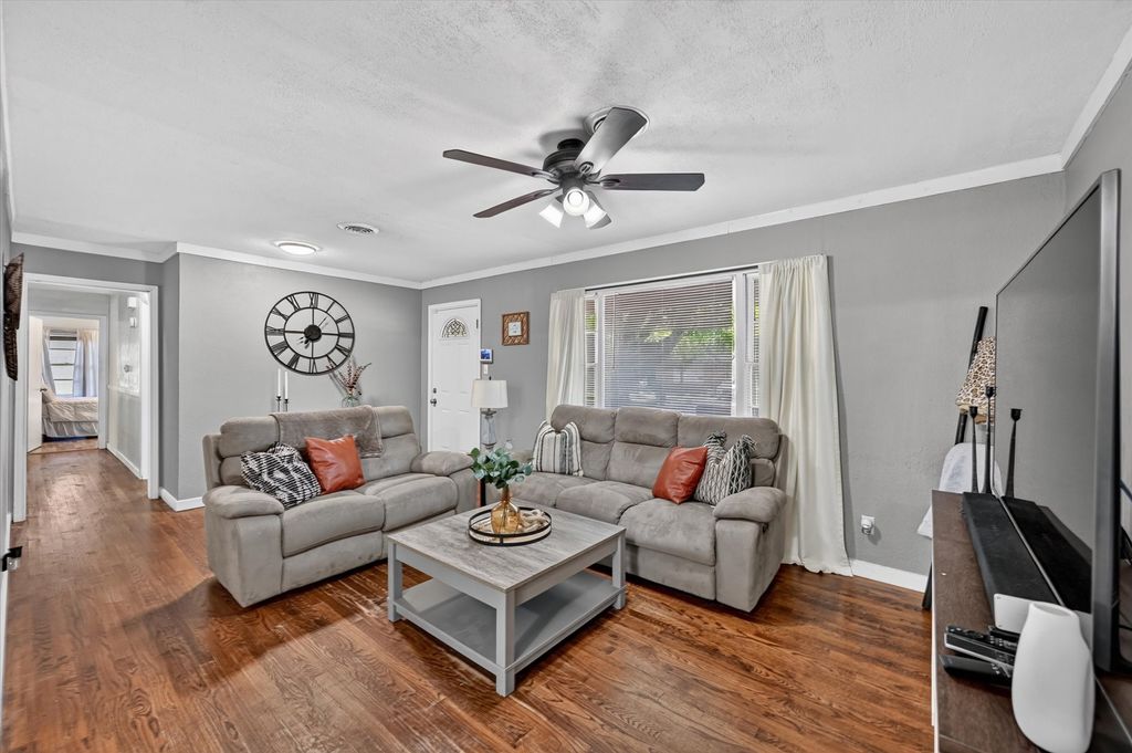 15 Page Street, Hurst, TX 76053 — photo 2