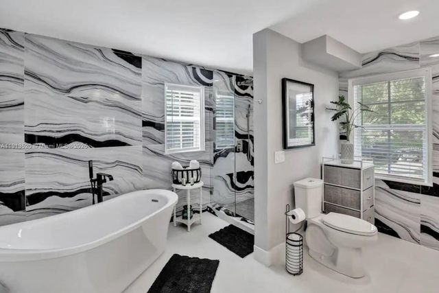 1025 N Southlake Dr, Hollywood, FL 33019