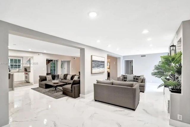 1025 N Southlake Dr, Hollywood, FL 33019