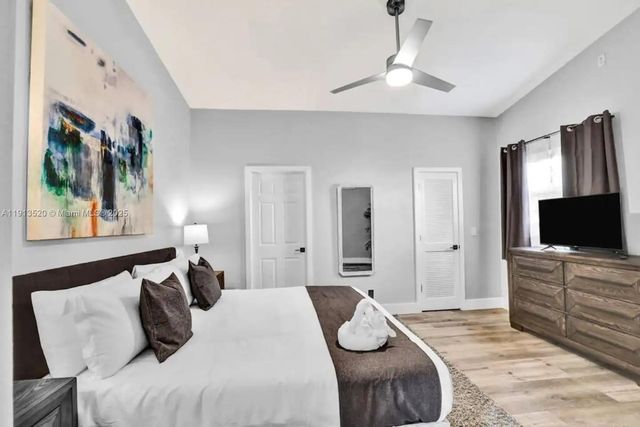 1025 N Southlake Dr, Hollywood, FL 33019