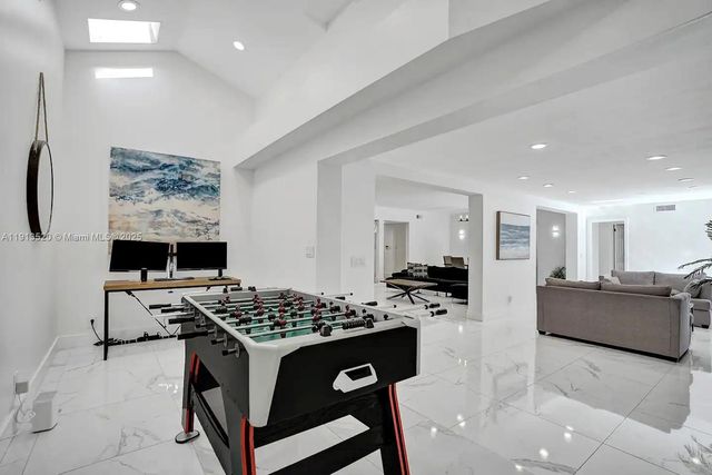 1025 N Southlake Dr, Hollywood, FL 33019