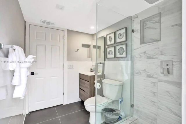 1025 N Southlake Dr, Hollywood, FL 33019