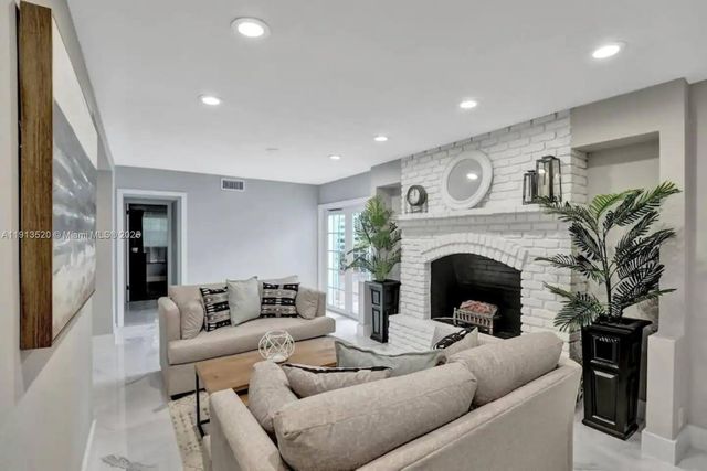 1025 N Southlake Dr, Hollywood, FL 33019