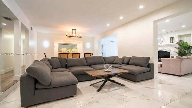 1025 N Southlake Dr, Hollywood, FL 33019