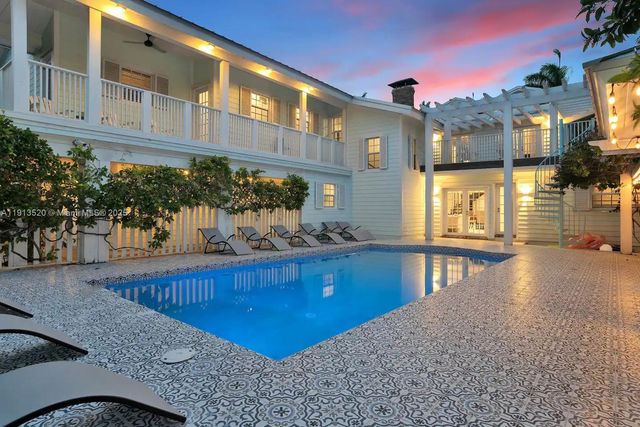 1025 N Southlake Dr, Hollywood, FL 33019