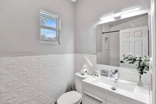 1025 N Southlake Dr, Hollywood, FL 33019