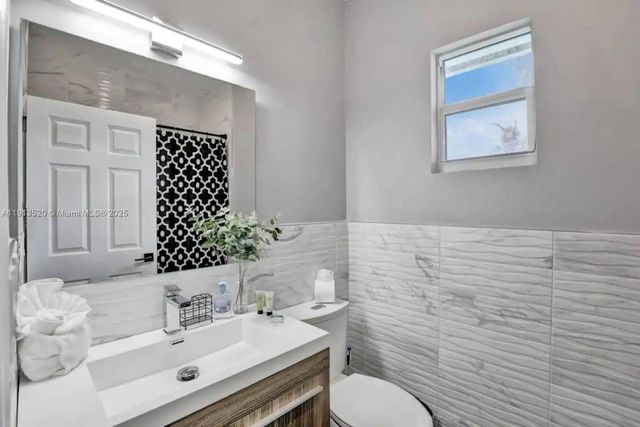 1025 N Southlake Dr, Hollywood, FL 33019