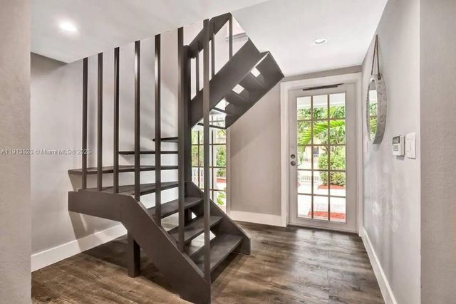 1025 N Southlake Dr, Hollywood, FL 33019