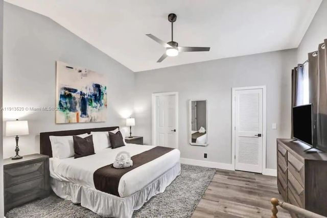 1025 N Southlake Dr, Hollywood, FL 33019