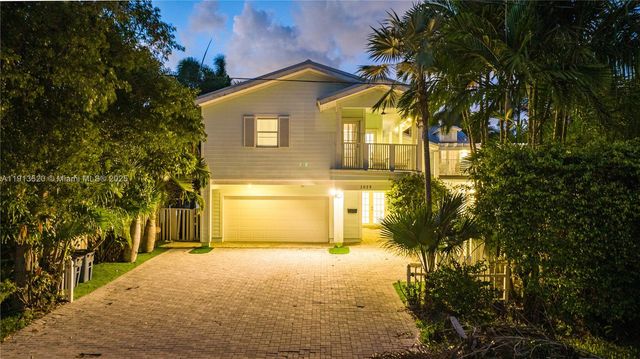 1025 N Southlake Dr, Hollywood, FL 33019