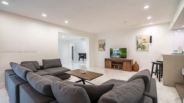 1025 N Southlake Dr, Hollywood, FL 33019