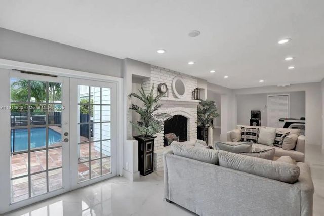 1025 N Southlake Dr, Hollywood, FL 33019