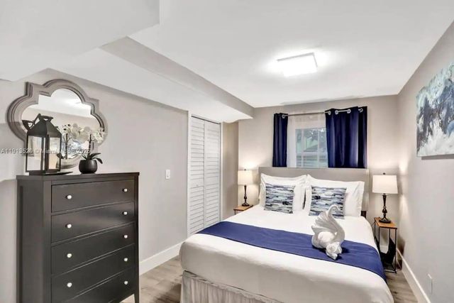 1025 N Southlake Dr, Hollywood, FL 33019