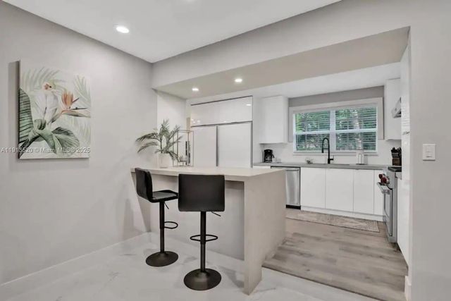 1025 N Southlake Dr, Hollywood, FL 33019