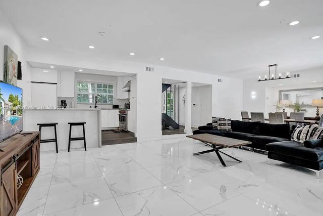 1025 N Southlake Dr, Hollywood, FL 33019