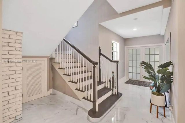 1025 N Southlake Dr, Hollywood, FL 33019