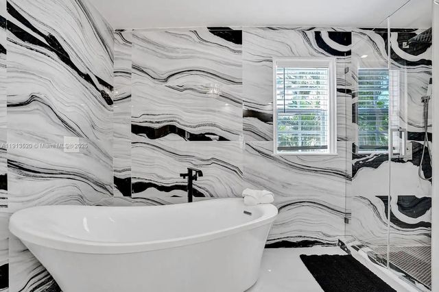 1025 N Southlake Dr, Hollywood, FL 33019