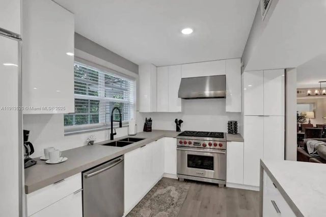 1025 N Southlake Dr, Hollywood, FL 33019