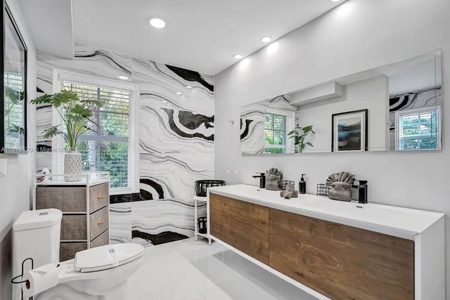 1025 N Southlake Dr, Hollywood, FL 33019