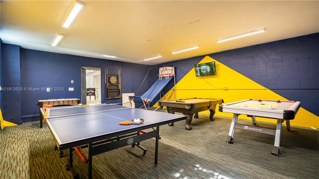 1025 N Southlake Dr, Hollywood, FL 33019