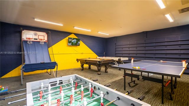 1025 N Southlake Dr, Hollywood, FL 33019