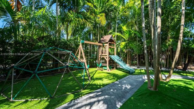 1025 N Southlake Dr, Hollywood, FL 33019