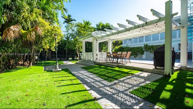 1025 N Southlake Dr, Hollywood, FL 33019