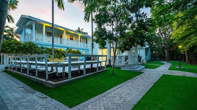 1025 N Southlake Dr, Hollywood, FL 33019
