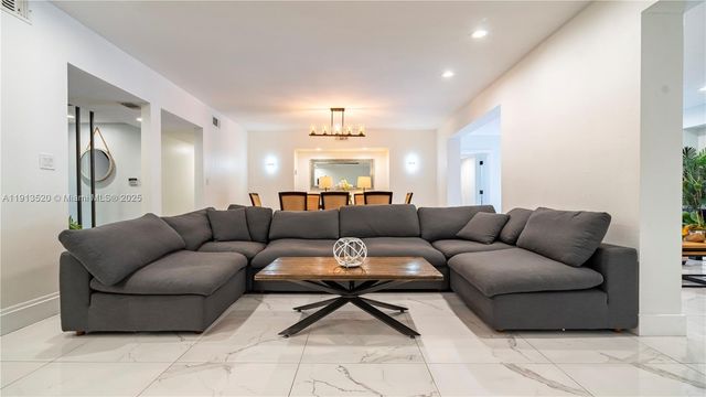 1025 N Southlake Dr, Hollywood, FL 33019