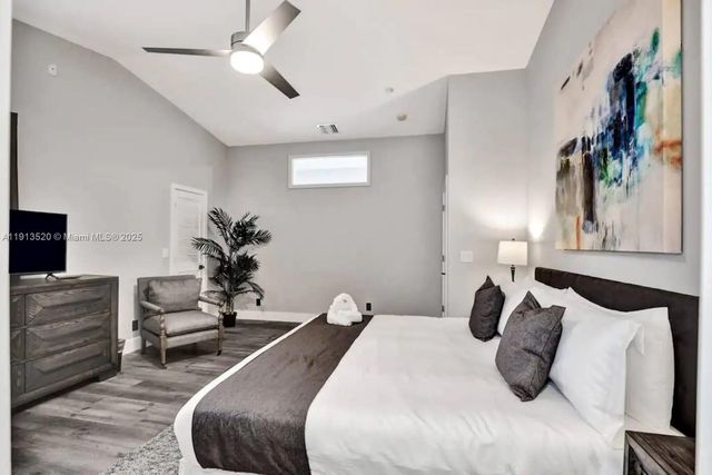 1025 N Southlake Dr, Hollywood, FL 33019